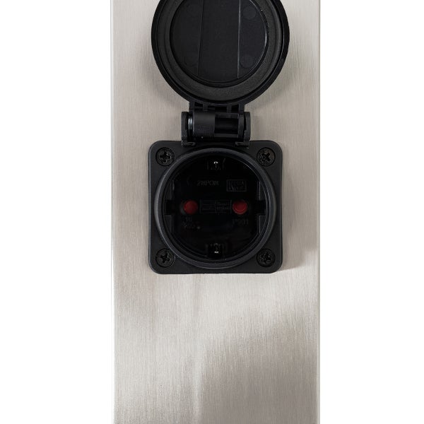 Außensteckdose mit offenem Klappdeckel auf gebürstetem Edelstahl.