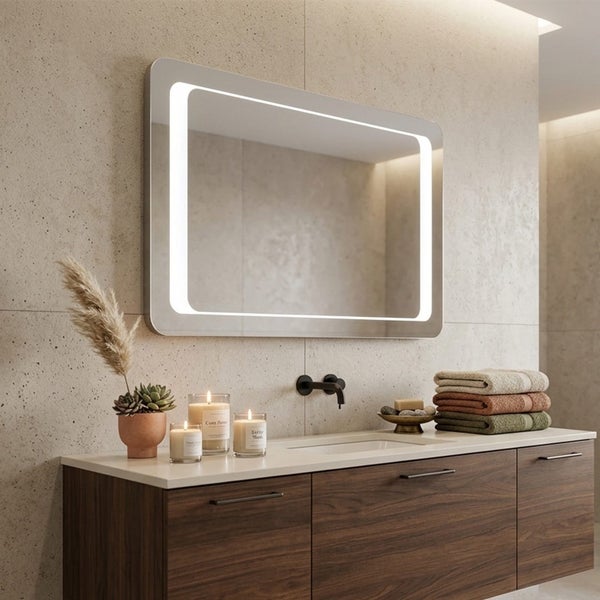 Moderner Badspiegel mit LED-Beleuchtung über einem Waschtisch aus Holz in einem hellen, strukturierten Badezimmer.