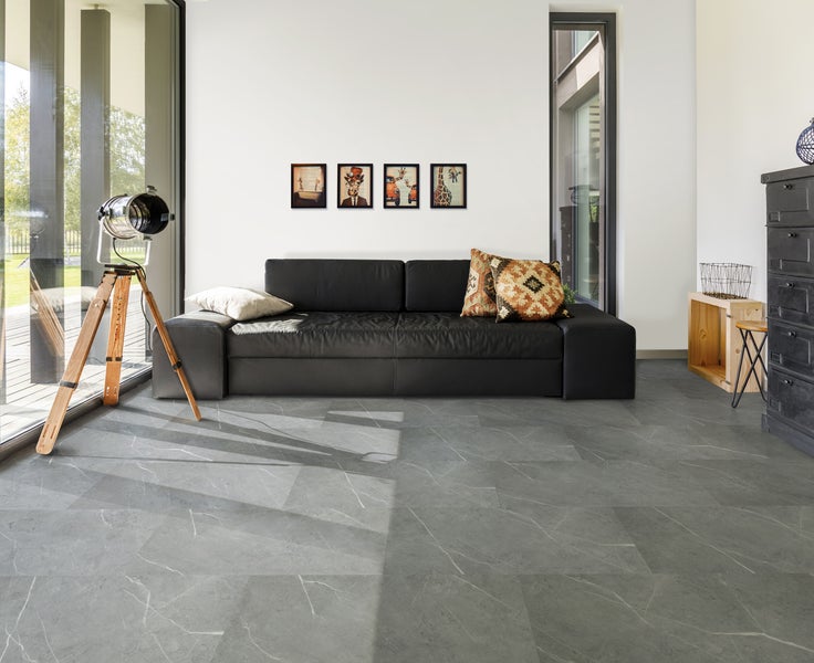 Deckenleuchte mit vier Strahlern in Sternenoptik über einem Regal