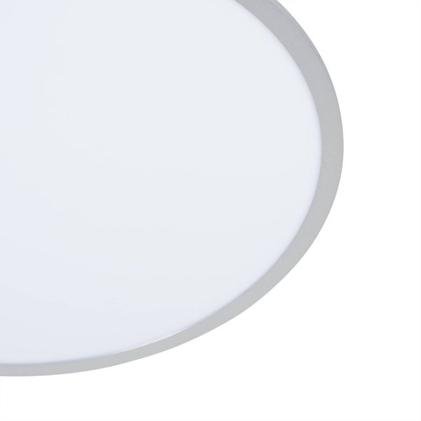 Nahaufnahme einer runden LED-Panel-Deckenleuchte mit silberfarbenem Rahmen und weißer Abdeckung.