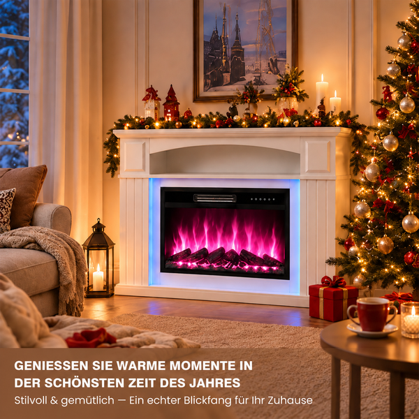 Elektrischer Kamin mit weißer Umrandung und stimmungsvoller Beleuchtung in einem festlich dekorierten Wohnzimmer zur Weihnachtszeit.