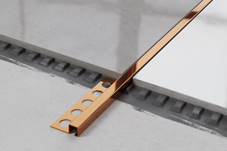 Fliesenprofil aus Metall zwischen zwei Fliesen