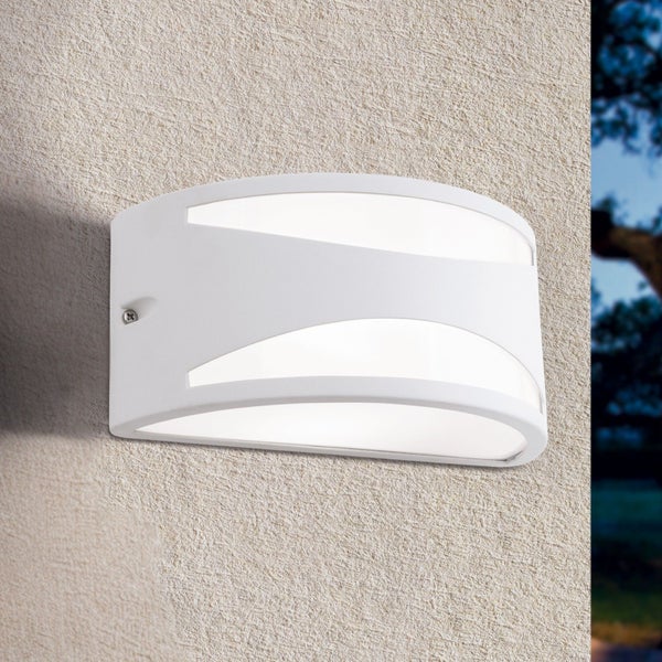 Moderne weiße Außenwandleuchte in halbrunder Form mit zwei wellenförmigen Lichtauslässen an einer Hauswand.