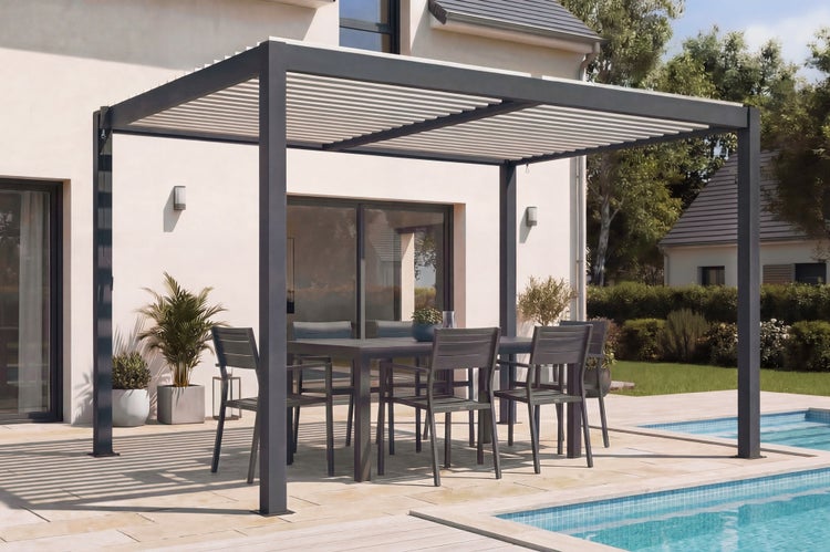 Freistehende Lamellenpergola aus Aluminium in Dunkelgrau über einer Sitzgruppe auf einer Terrasse mit Pool.