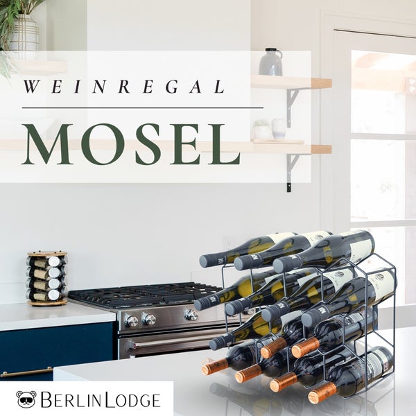Modernes Weinregal Mosel aus Metall von Berlin Lodge in einer hellen, organisierten Küche mit Flaschen neben einem Herd. Berlin Lodge Logo.