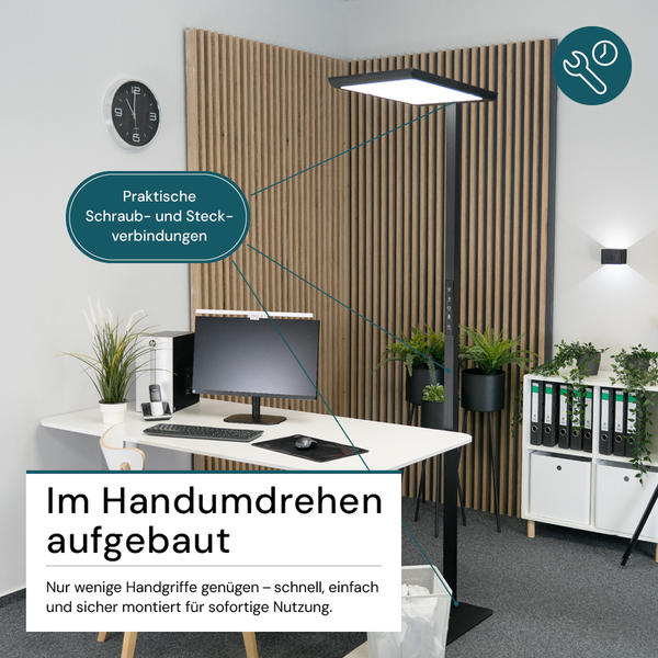 Büroszene mit Schreibtisch, Bürostuhl, Computer, Zimmerpflanzen, Regalen und Stehleuchte
