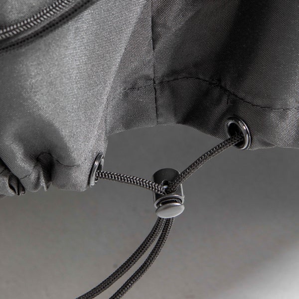 Detailaufnahme einer grauen Schutzhülle mit Kordelzug und Kordelstopper zur Befestigung.