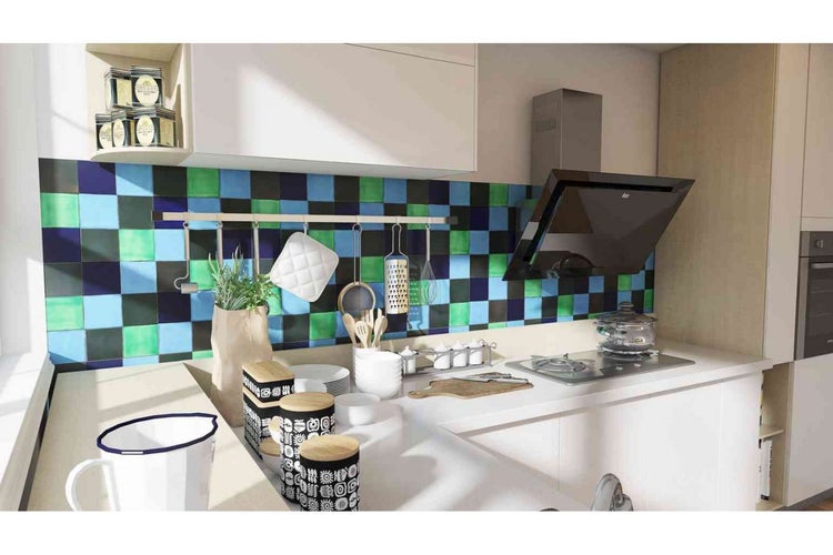 Helle Küche mit karierten Fliesen, Dunstabzugshaube und Kochutensilien.