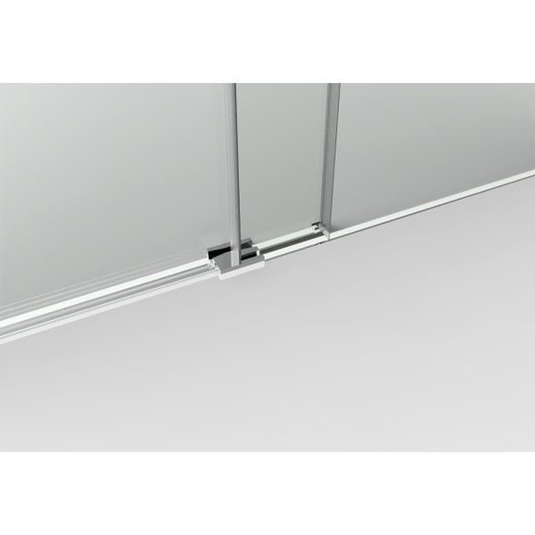 Detailaufnahme einer Duschkabine mit Schiebetür und Führungsschiene