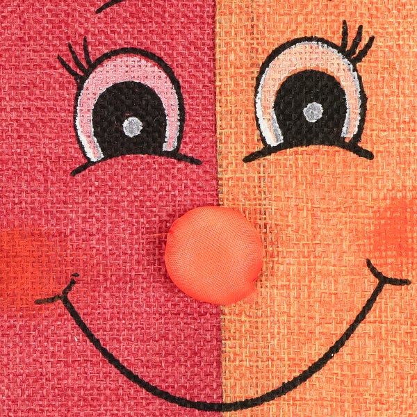 Nahaufnahme eines Clown-Gesichts auf einem Stoffbeutel