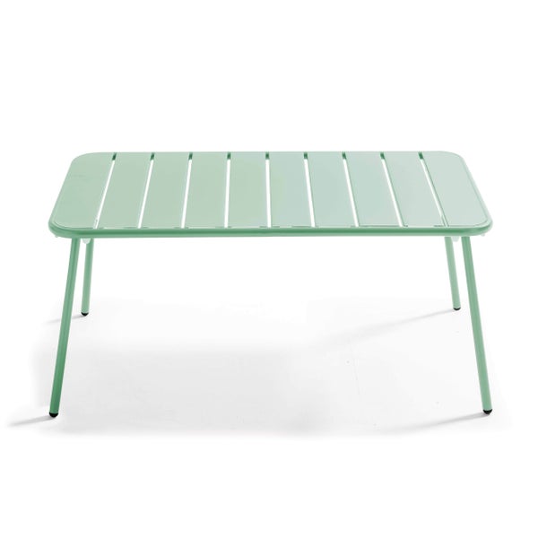 Salbeigrüner, rechteckiger Outdoor-Couchtisch aus Metall mit Lattenoberseite und abgerundeten Ecken.