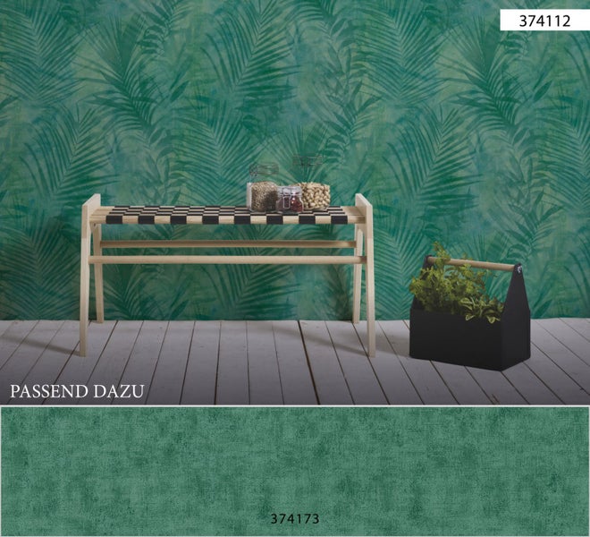 Tapete mit Pflanzenmuster, Holzregal und Pflanzgefäß