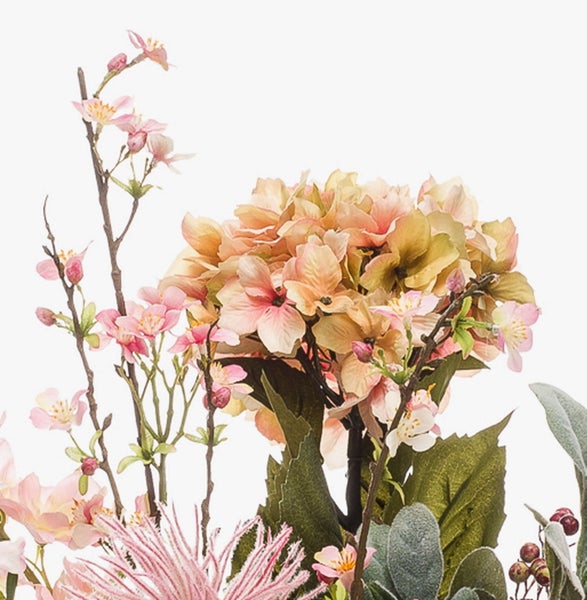 Künstlicher Blumenstrauß mit einer großen rosa Pfingstrose, kleinen Blüten, grünen Blättern und roten Beeren.