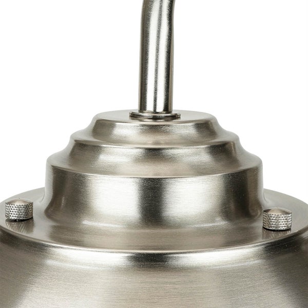 Detailaufnahme einer Lampe aus gebürstetem Metall.