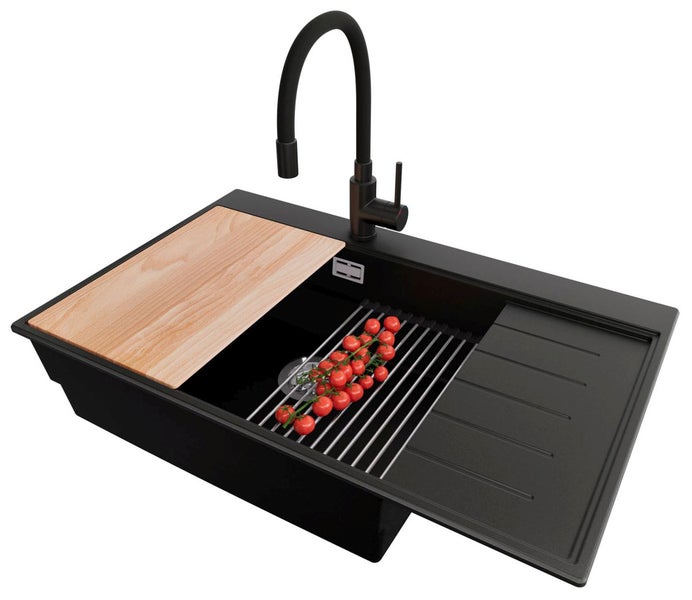 Spüle mit Abtropffläche, Schneidebrett, Ausguss und Tomaten