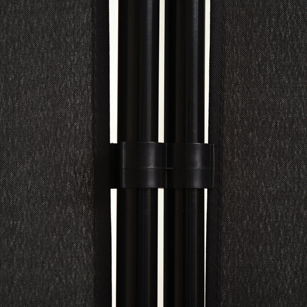Nahaufnahme eines Paravents mit schwarzen Metallstangen, schwarzer Kunststoffklammer und dunkelgrauem Gewebe.