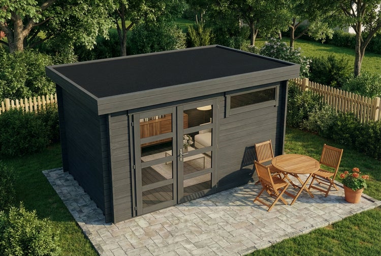 Modernes Gartenhaus aus Holz in Grau mit Flachdach, Doppeltür mit Glas und Fenster auf einer gepflasterten Terrasse mit Holzmöbeln im Garten.