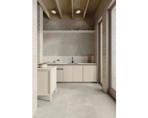 Heller Raum mit Waschbecken, Unterschrank und Steinzeugfliesen