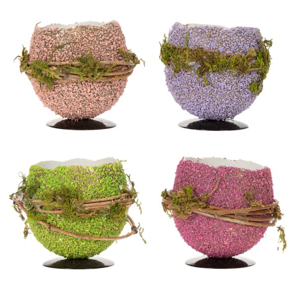 Vier dekorative Eierbecher mit Moos und Zweigen