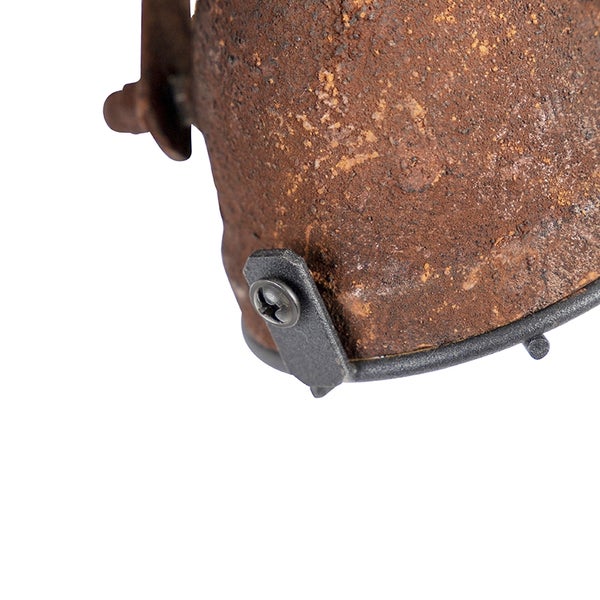 Detailansicht einer rostfarbenen Lampe mit Schrauben