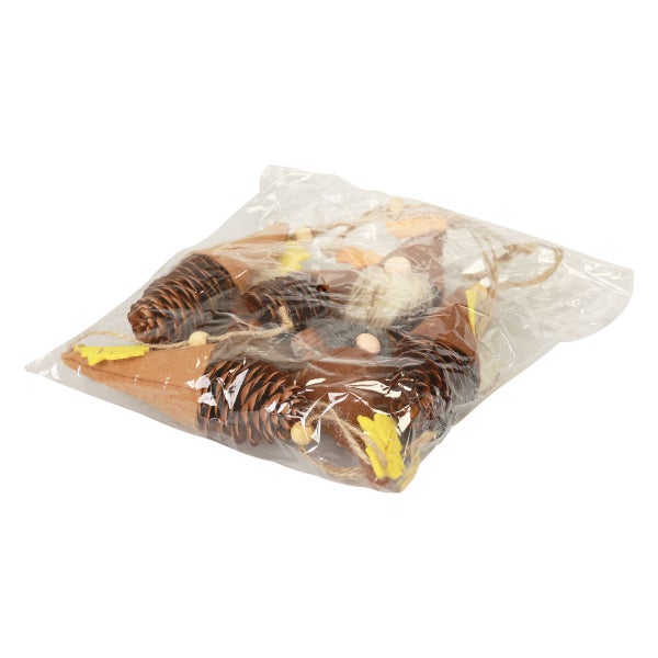 Verpackung mit Dekorationselementen wie Zapfen und Wichteln