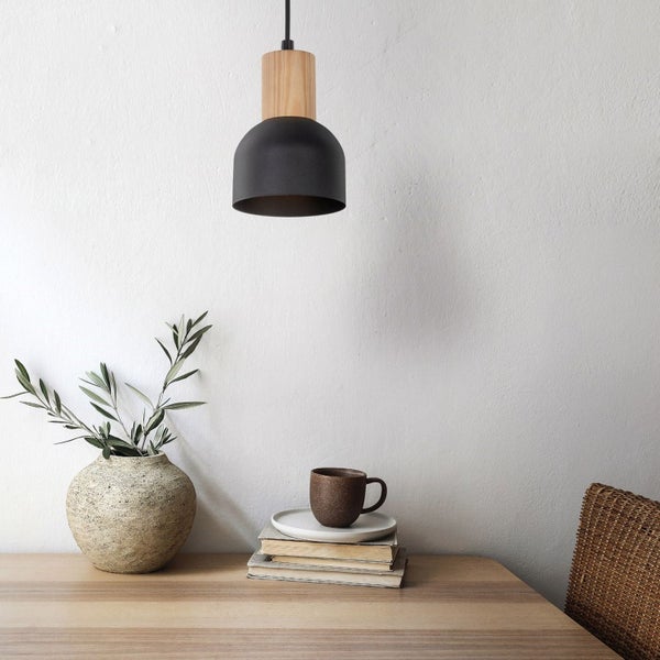 Hängelampe aus Metall und Holz über Tischdekoration