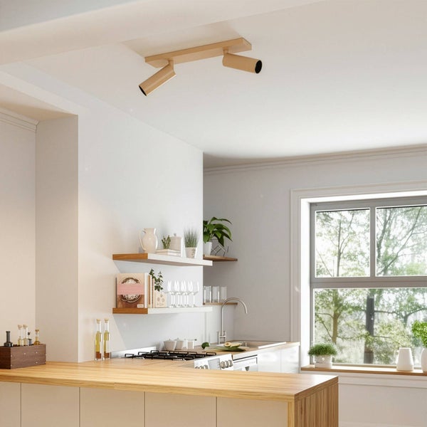 Deckenleuchte mit zwei Strahlern in einer hellen Küche.