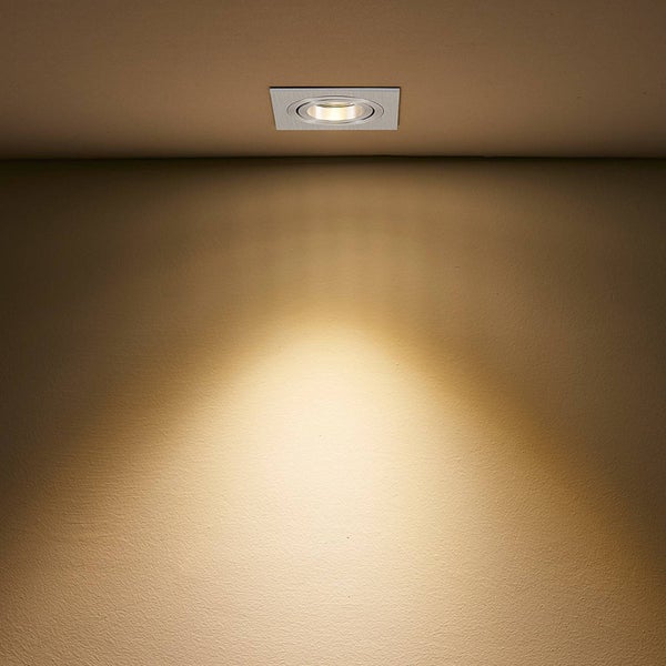 Freistehender Handtuchhalter aus Metall mit drei Handtüchern