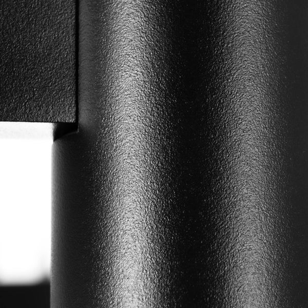 Nahaufnahme einer schwarzen Metall-Gartenleuchte