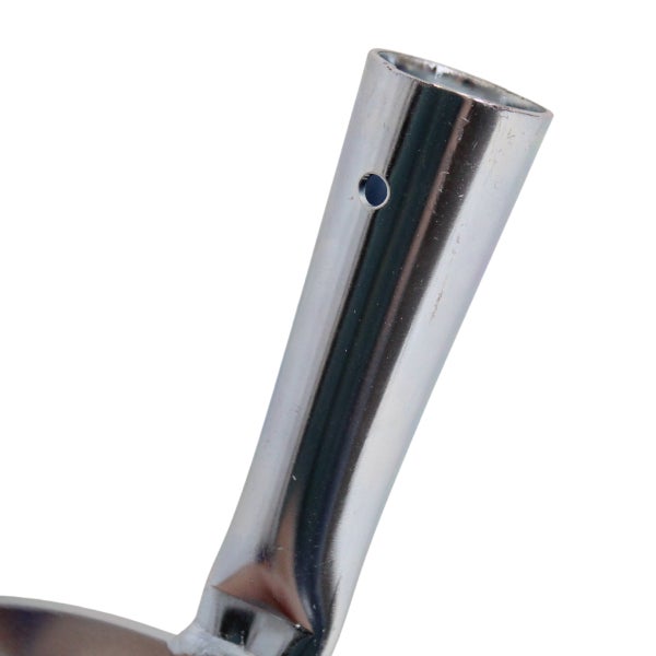 Nahaufnahme einer konischen silbernen Metalltülle für Gerätestiele mit Bohrung zur Befestigung.