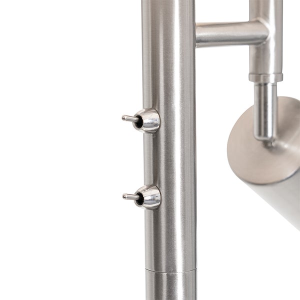 Detailaufnahme einer Stehlampe aus Metall mit zwei Schaltern