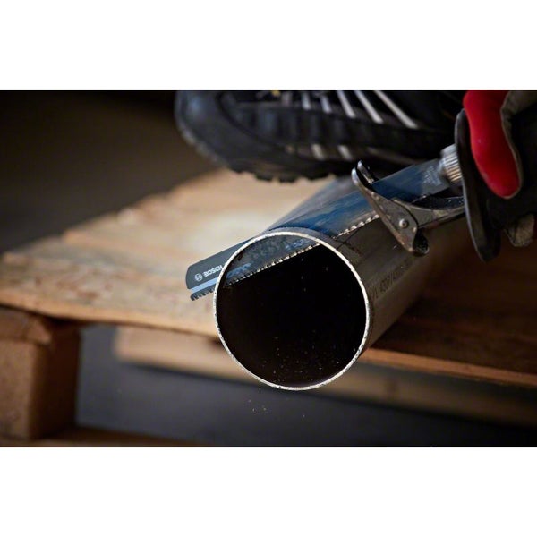 Ein Fuchsschwanz schneidet ein Metallrohr.