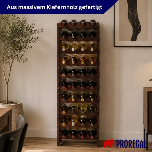 Hohes Weinregal aus massivem Kiefernholz, gefüllt mit Weinflaschen, in einem modern eingerichteten Wohnzimmer.