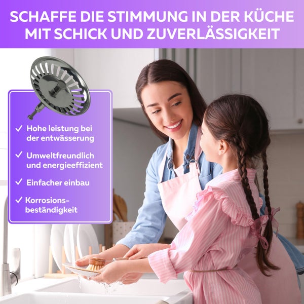 Küchenszene mit Mutter und Tochter beim Abwaschen und einem Küchenspülen-Sieb.