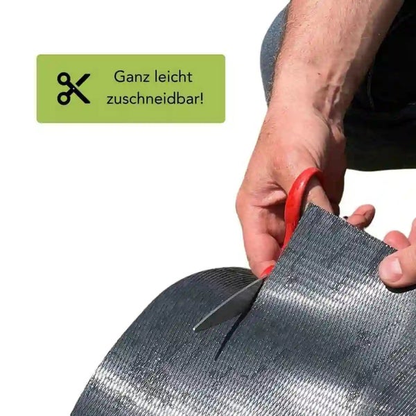 Person schneidet eine flexible Matte mit einer Schere zu, Symbol weist auf einfache Zuschneidbarkeit hin.