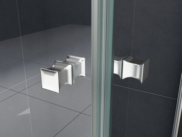 Detailansicht eines Duschkabinen-Türknaufs