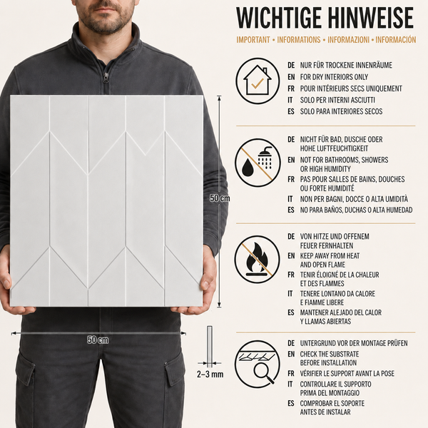 Eine quadratische Wandpaneele mit geometrischem Muster, 50 mal 50 Zentimeter groß und 2 bis 3 Millimeter dick, mit Sicherheitshinweisen zur Montage.