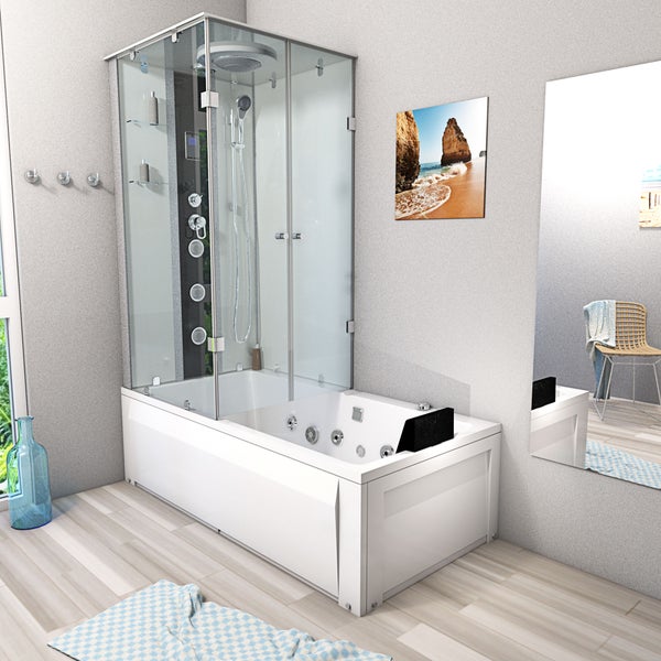 Modernes helles Badezimmer mit einer weißen Whirlwanne und Duschabtrennung aus Glas inklusive Regendusche und Massagedüsen.