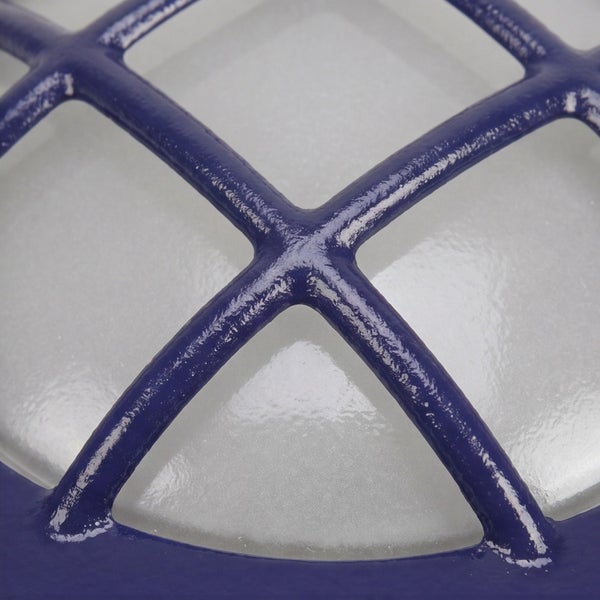 Nahaufnahme einer Außenleuchte mit Metallgitter und mattem Glas.