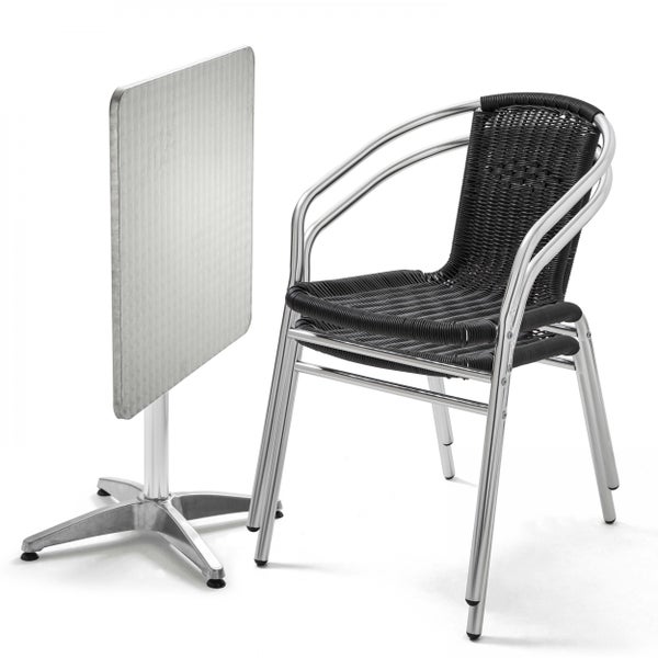 Klappbarer Bistrotisch mit Aluminiumplatte und zwei stapelbare Bistrostühle mit schwarzem Geflecht.