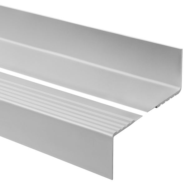 Treppenkantenprofil aus Aluminium in L-Form mit gerillter Oberfläche.
