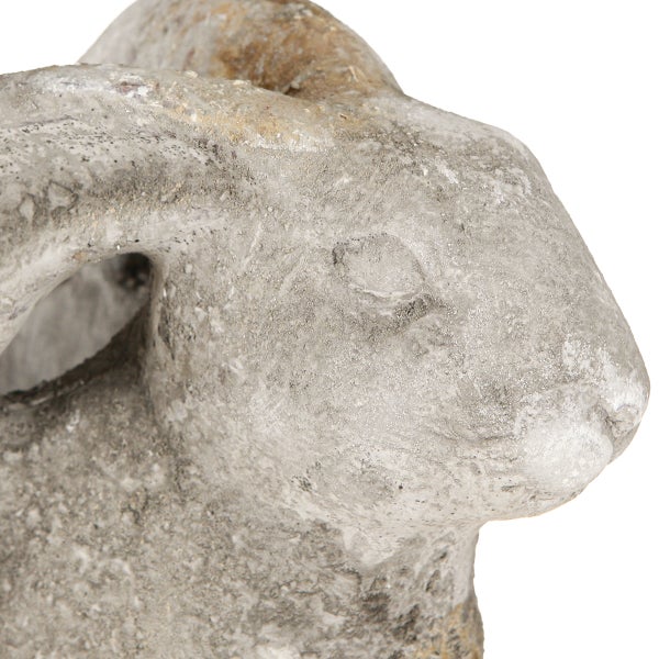 Nahaufnahme einer Hasenfigur aus Stein für den Garten