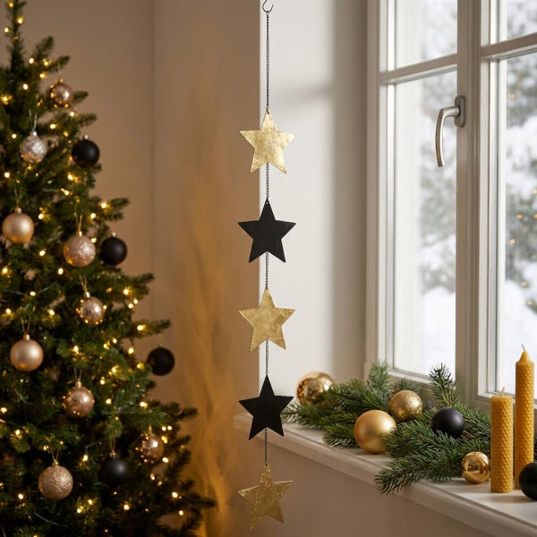 Dekorativer Sternenhänger mit fünf abwechselnd platzierten Sternen an einer Metallkette zur weihnachtlichen Fensterdekoration.