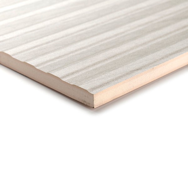 Fliese mit streifiger Oberflächenstruktur in perspektivischer Ansicht