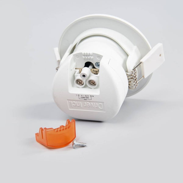 Einbaustrahler mit Federklemmen, integriertem Treiber, offenem Anschlussgehäuse, orangefarbener Abdeckung und einer Schraube.