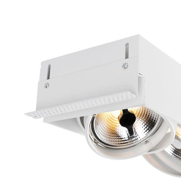 Weiße Einbauleuchte mit verstellbaren Metallstrahlern und rechteckigem Montagerahmen.