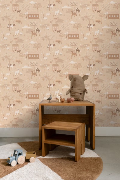 Kinderzimmer mit Bauernhof-Tapete, Holztisch und Spielzeug