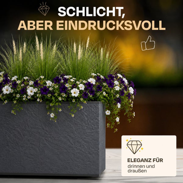 Rechteckiger Pflanzkasten in Schieferoptik mit Gräsern sowie weißen und lila Blumen. Elegantes Design für den Innen- und Außenbereich.