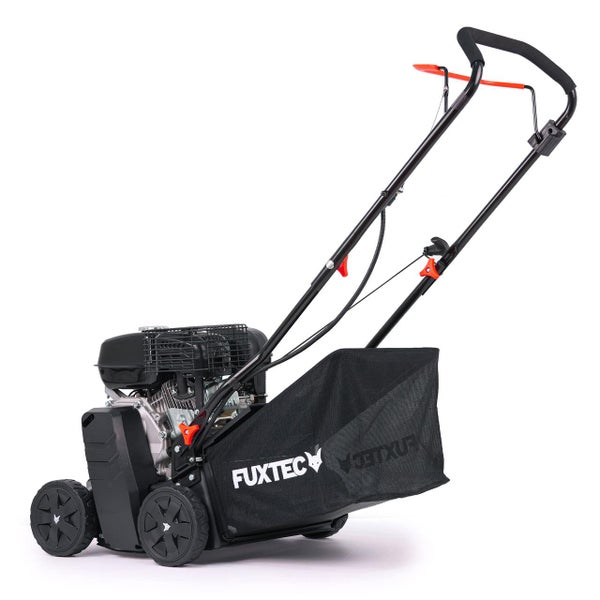 Benzin-Vertikutierer von Fuxtec mit Fangkorb und ergonomischem Führungsholm.