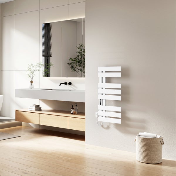 Modernes Badezimmer mit weißem Handtuchheizkörper, Waschbecken mit schwarzer Armatur und Holzunterschrank auf hellem Holzboden.
